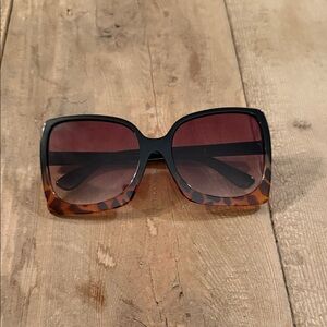 Elegant Tortoiseshell Square Sunglasses